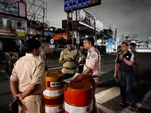 सड़कों पर जांच करते पुलिस के आला अधिकारी